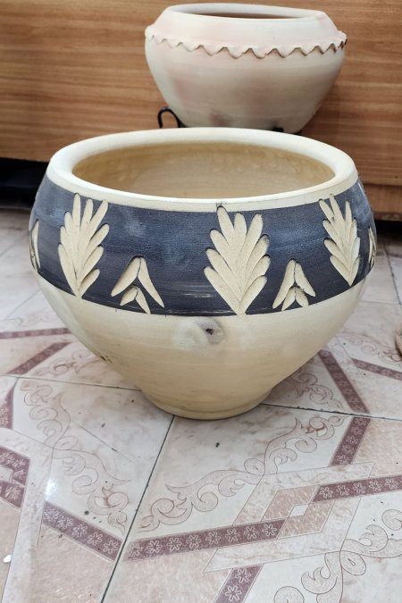 قصرية فخارية عميقة بنقوش تراثية محفورة